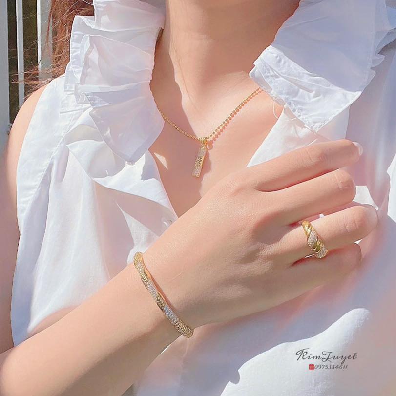 Ảnh từ fanpage Kim Tuyết: phối nhẫn trên tay cùng áo sơ mi trắng